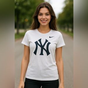 ✨White Nike NY Yankees tee size Small